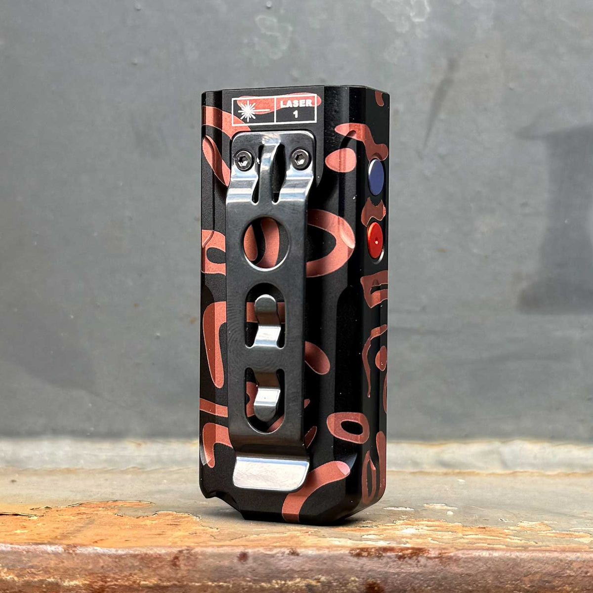 Fenix E06R – Schlüsselbundlampe mit 700 Lumen, UV-Licht und rotem Laser. Graffiti-Ausführung mit Gürtelclip für den Transport am Schlüsselbund oder an der Ausrüstung.