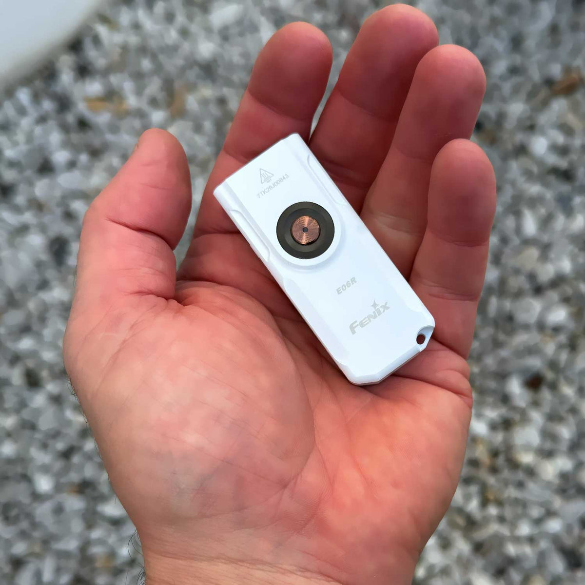 Fenix E06R – Schlüsselbundlampe mit 700 Lumen, UV-Licht und rotem Laser. Weiße Ausführung in der Hand zur Einordnung der Größe.