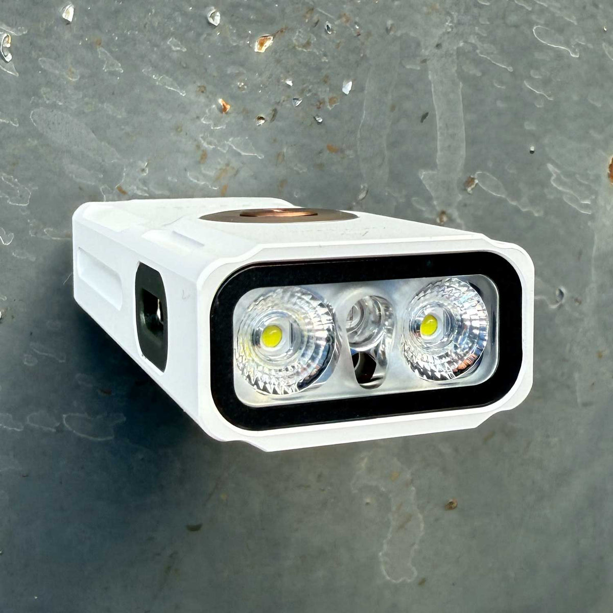 Fenix E06R – Schlüsselbundlampe mit 700 Lumen, UV-Licht und rotem Laser. Produktansicht der weißen LED-Schlüsselbundlampe.
