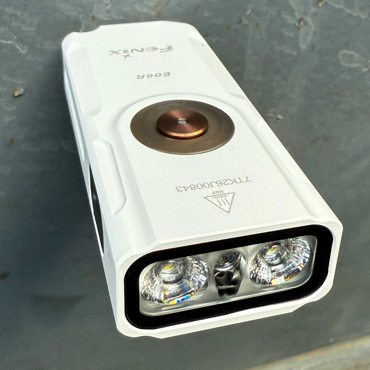 Fenix E06R – Schlüsselbundlampe mit 700 Lumen, UV-Licht und rotem Laser. Weiße Ausführung mit magnetischem Fuß.