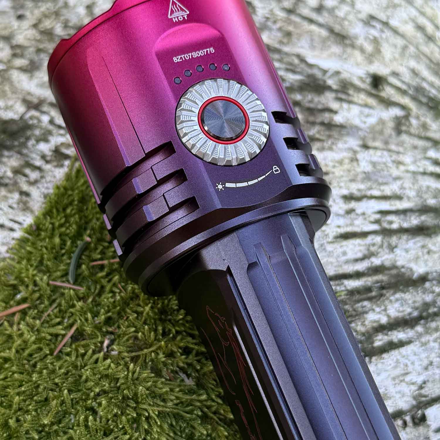 Fenix LR35R Pro Gradient – Limited Edition, 10.000 lm, Rotlicht, UV, Akku, USB-C – Detailansicht