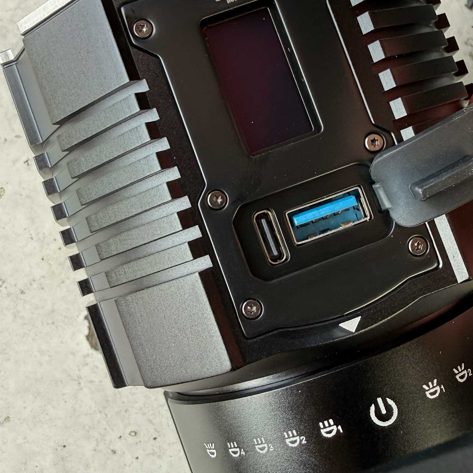 Fenix LR60R – LED Suchscheinwerfer mit 21000 lm, Spot-/Flutlicht, Akku & USB-C