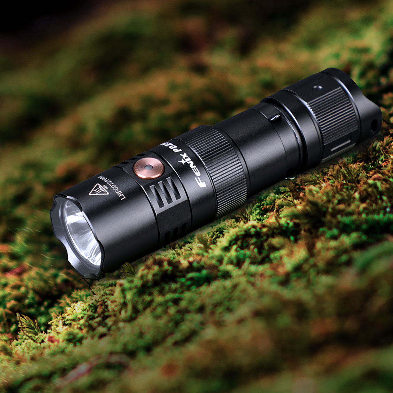 Fenix PD25R LED Taschenlampe 800 Lumen, 250m Leuchtweite,USB-C, Akku, Gürtelclip – Detailansicht
