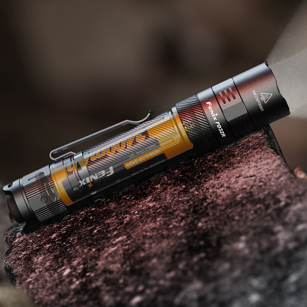 Fenix PD32R schwarz – Taktische Taschenlampe mit 1400 lm, Akku & USB-C