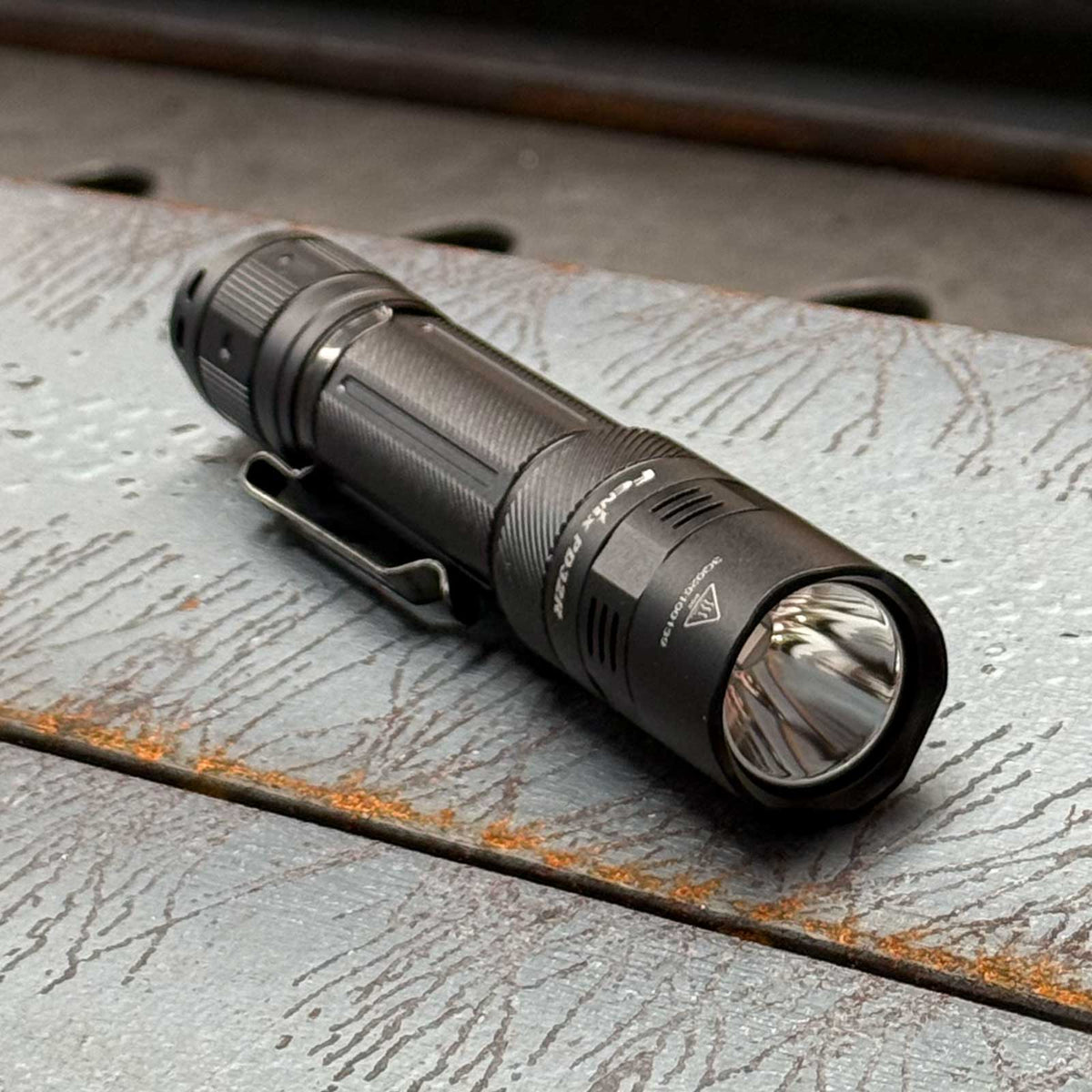Fenix PD32R schwarz – Taktische Taschenlampe mit 1400 lm, Akku & USB-C