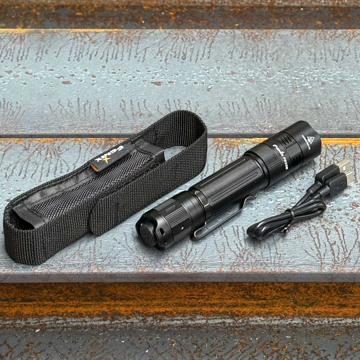 Fenix PD32R schwarz – Taktische Taschenlampe mit 1400 lm, Akku & USB-C