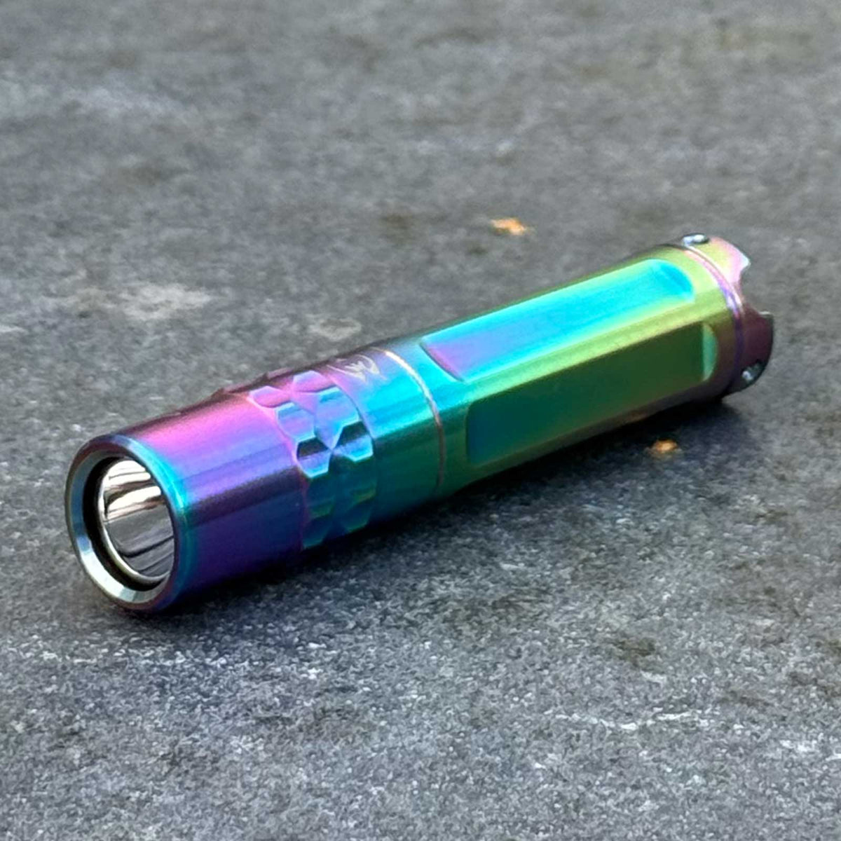 Fenix Silvglow – Limitierte Edelstahl-Schlüsselbundlampe mit 100 lm & AAA-Batterie