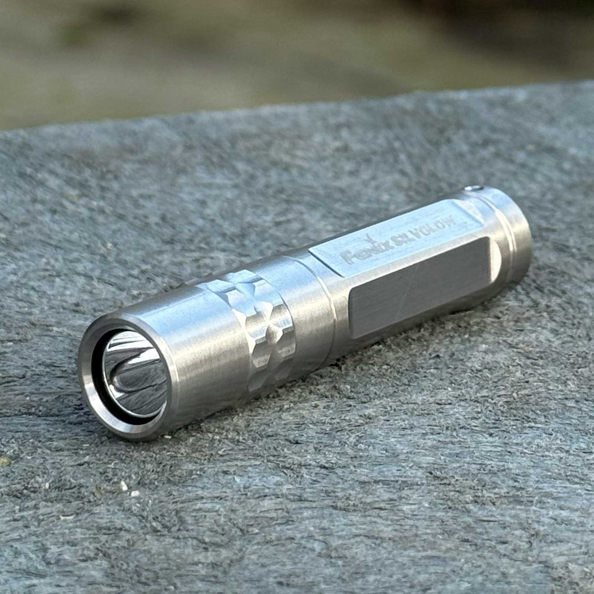 Fenix Silvglow – Limitierte Edelstahl-Schlüsselbundlampe mit 100 lm & AAA-Batterie