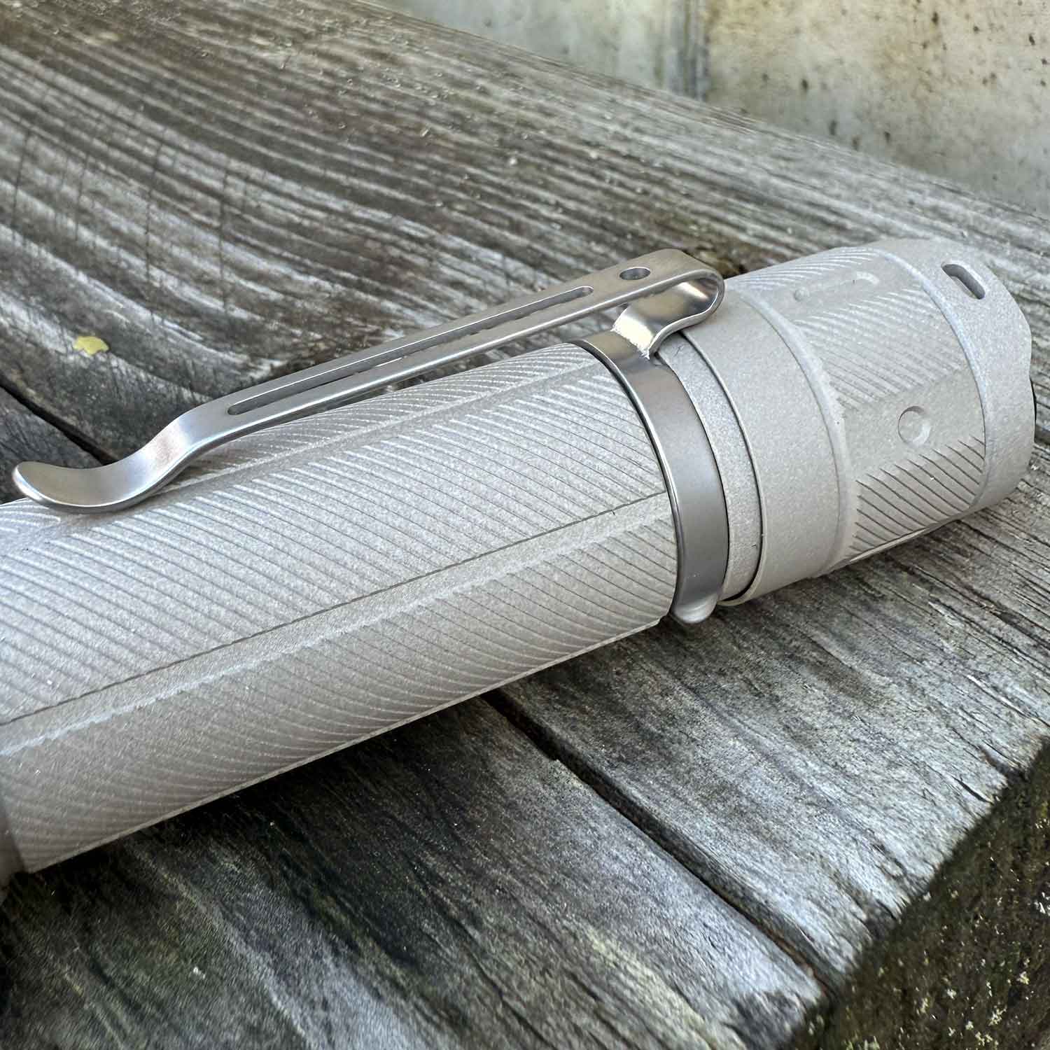Fenix TK21R – Polizei Taschenlampe mit Akku und USB-C 3600 Lumen (Ceramic Khaki) – Detailansicht
