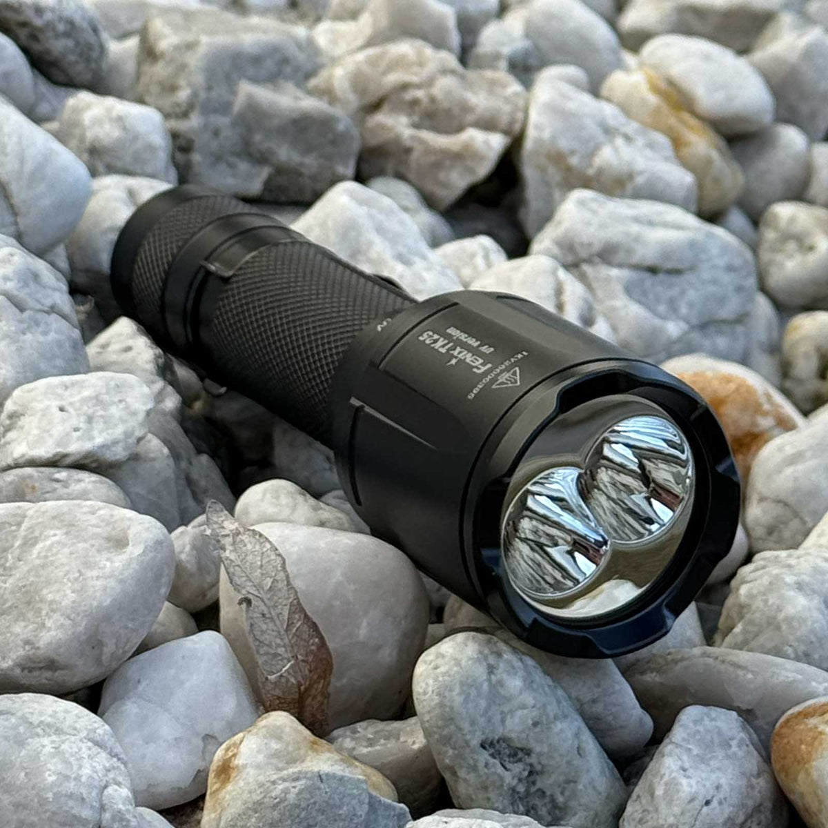 Fenix TK25 UV – Polizei Taschenlampe mit UV-Licht 365 nm und 1000 Lumen Weißlicht