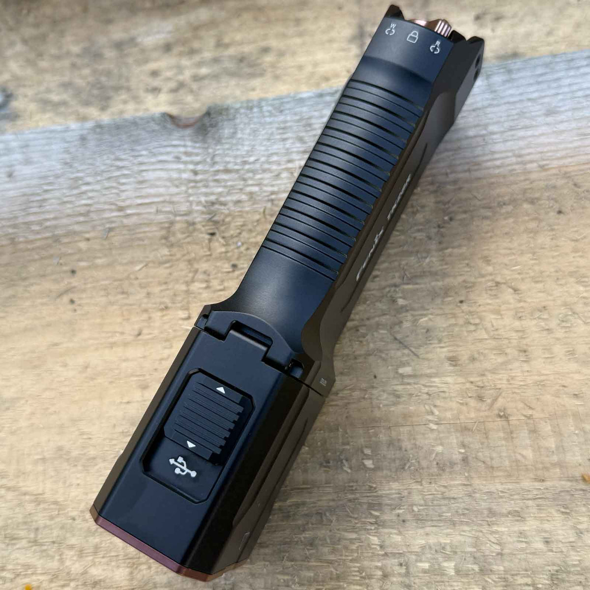 Fenix TK28R – Jagdtaschenlampe mit 6500 Lumen, Rotlicht, 2 Akkus & USB-C