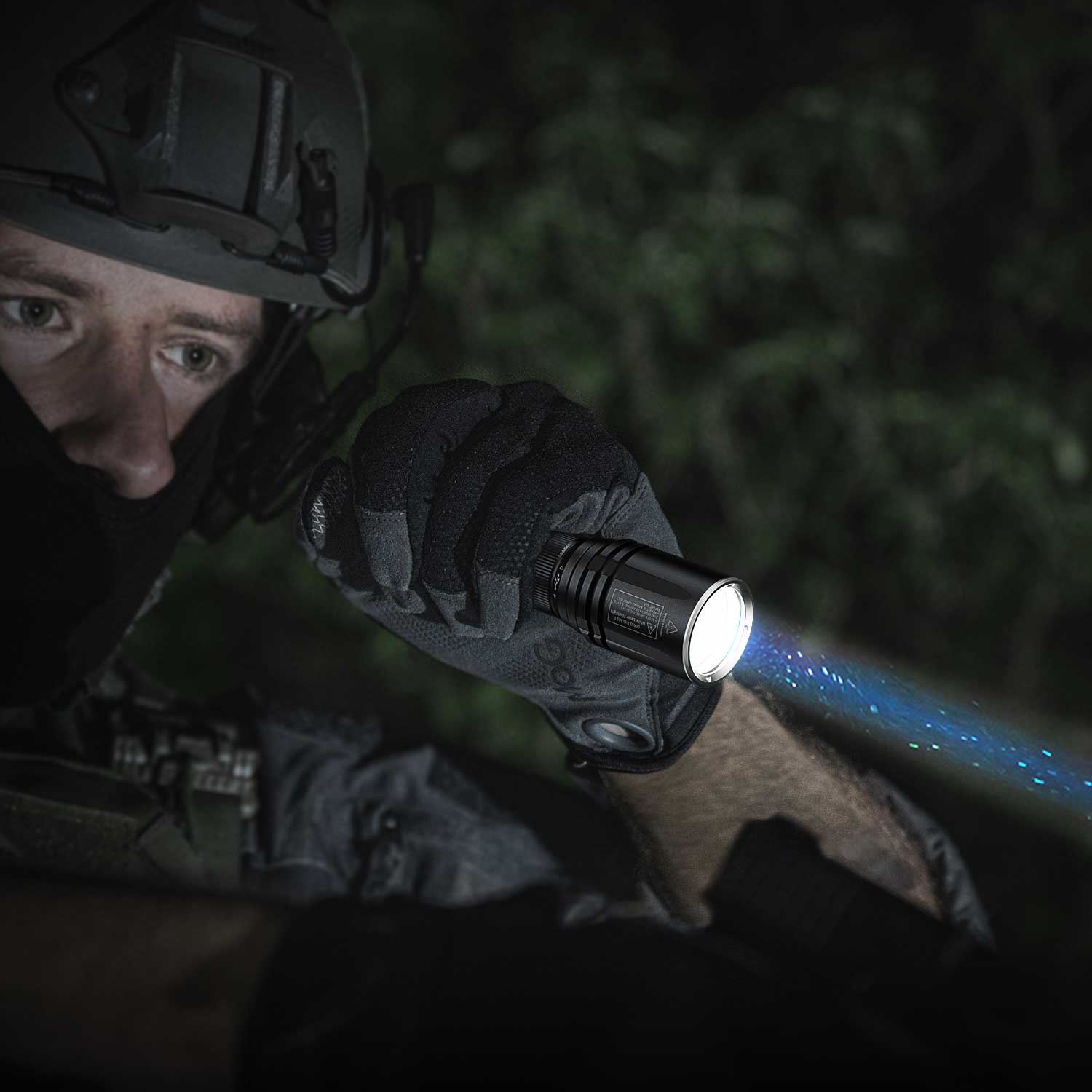 Fenix TK30R LED Taschenlampe mit weißem Laserlicht - Größe in der Hand