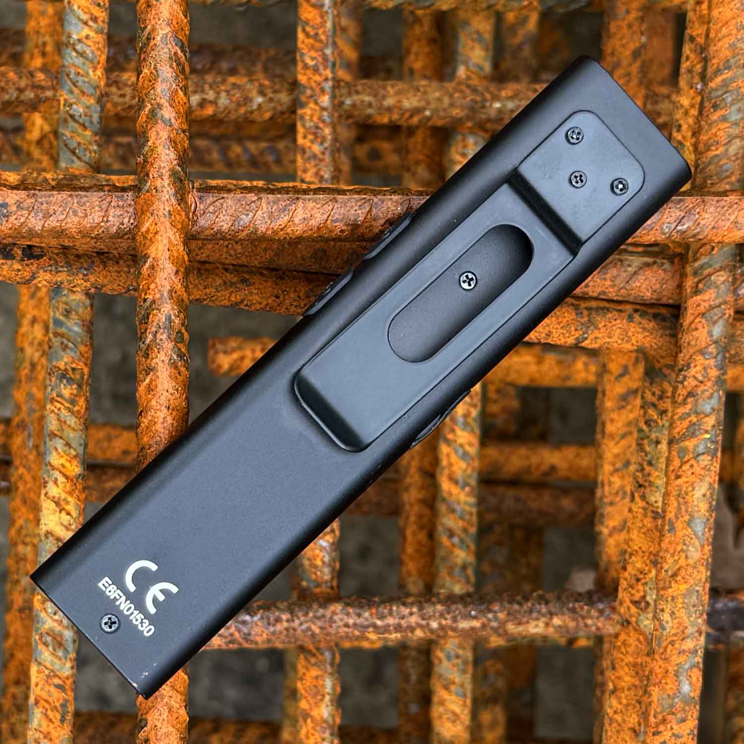 Klarus E5 Plus – Ultradünne Taschenlampe mit Seitenlicht 650 Lumen USB-C – Detailansicht