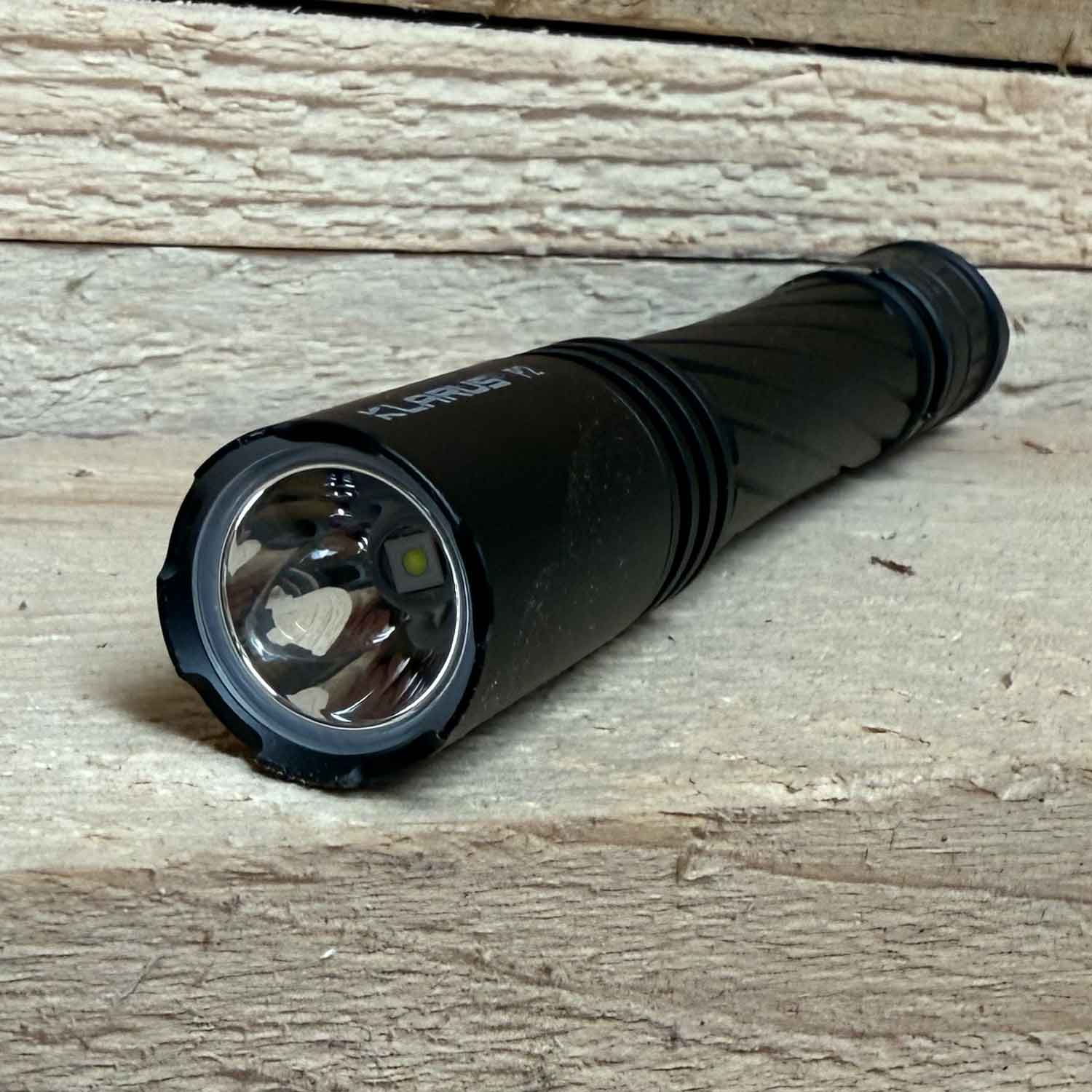 Klarus P2 1000 Lumen – LED Taschenlampe mit 3 Leuchtstufen und USB-C Akku – Detailansicht