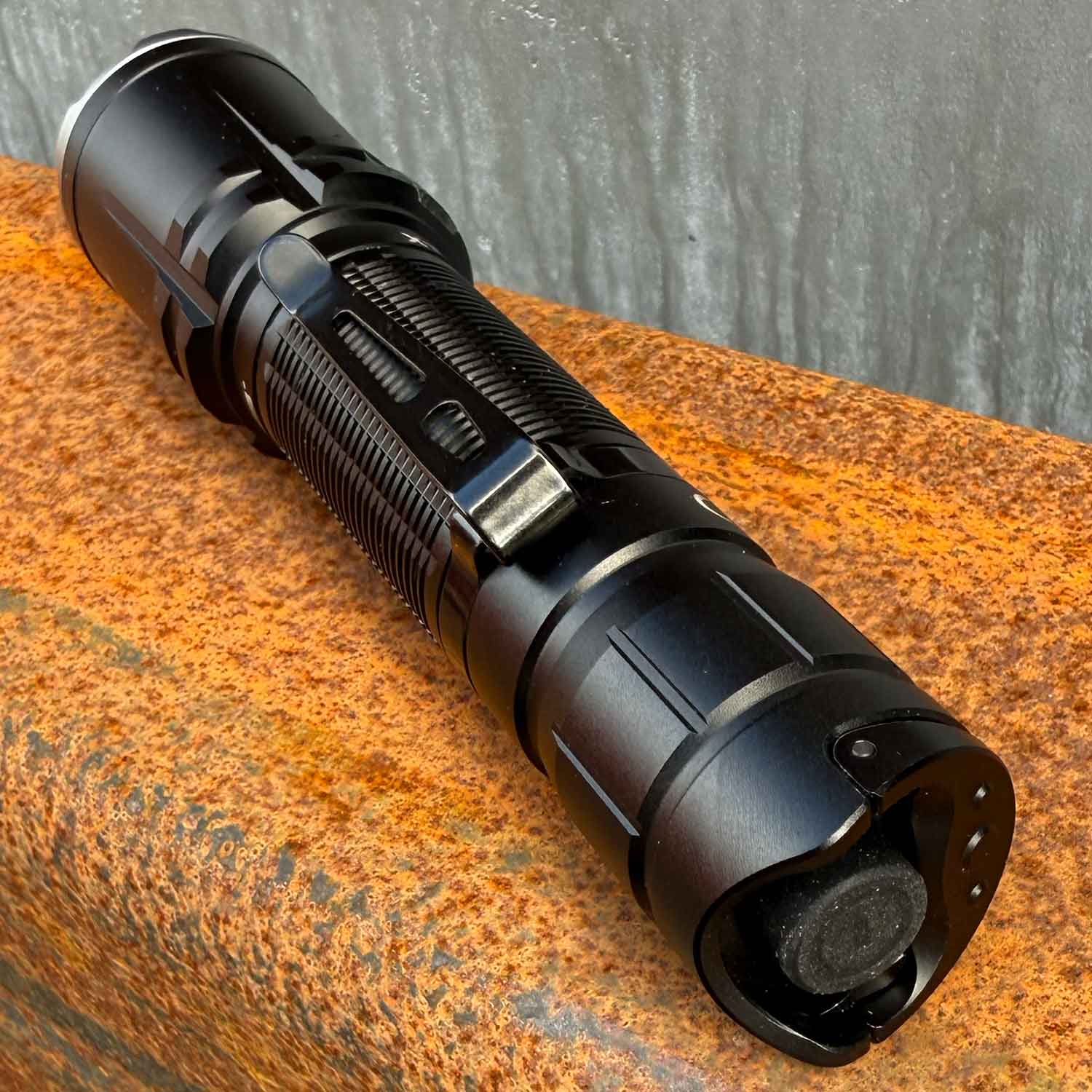 Klarus XT11R – Polizei Taschenlampe 1300 Lumen mit Akku und USB-C (Modell 2025) – Detailansicht