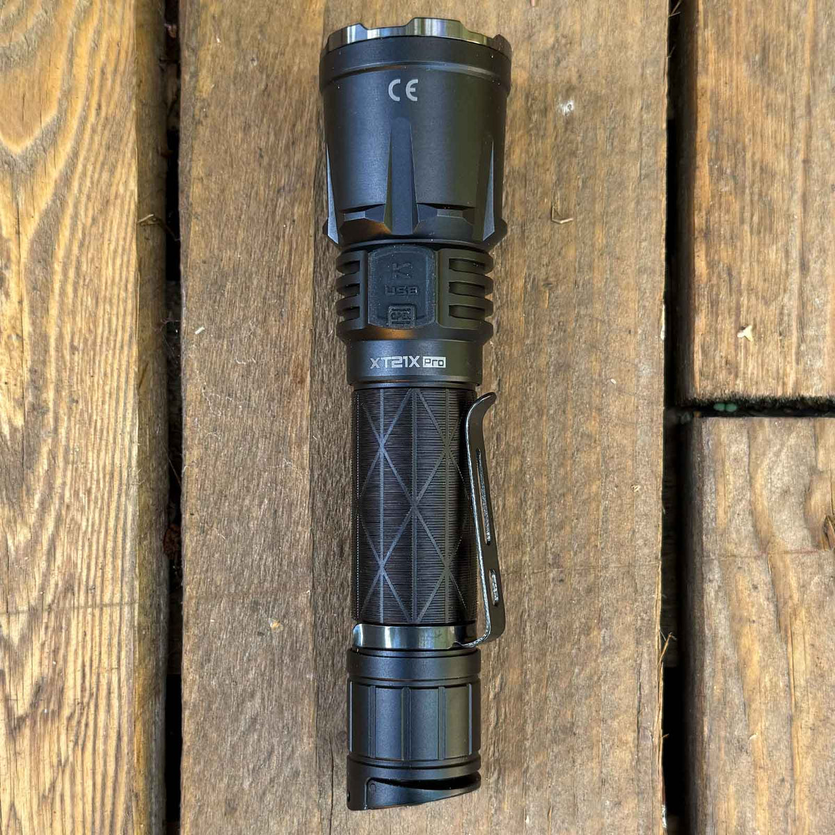 Klarus XT21X Pro – Polizei Taschenlampe mit 4400 Lumen, 5000 mAh Akku, USB-C. Produktansicht der wiederaufladbaren taktischen LED-Taschenlampe.