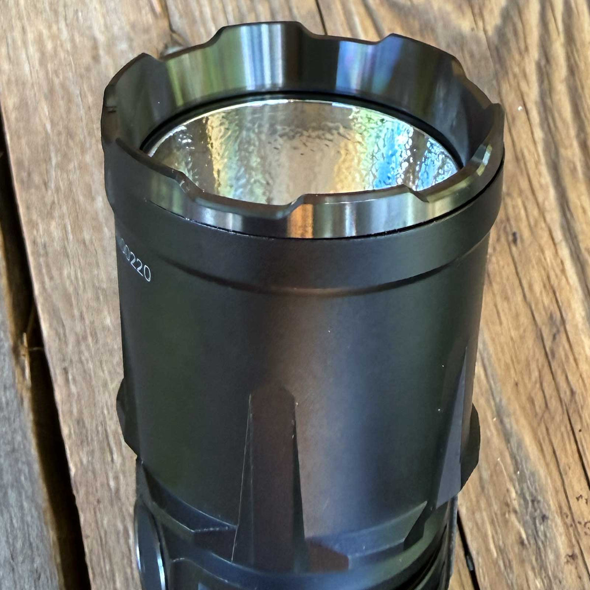 Klarus XT21X Pro – Polizei Taschenlampe mit 4400 Lumen, 5000 mAh Akku, USB-C. Detailansicht des Bezel-Rings am Lampenkopf.