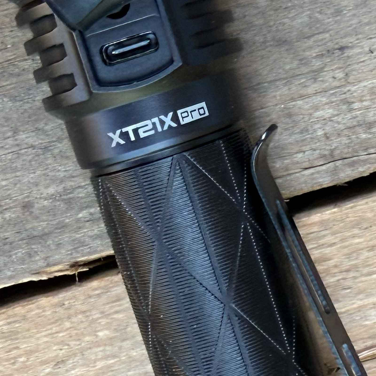 Klarus XT21X Pro – Polizei Taschenlampe mit 4400 Lumen, 5000 mAh Akku, USB-C. Detailansicht des USB-Anschlusses zum Aufladen des Akkus.