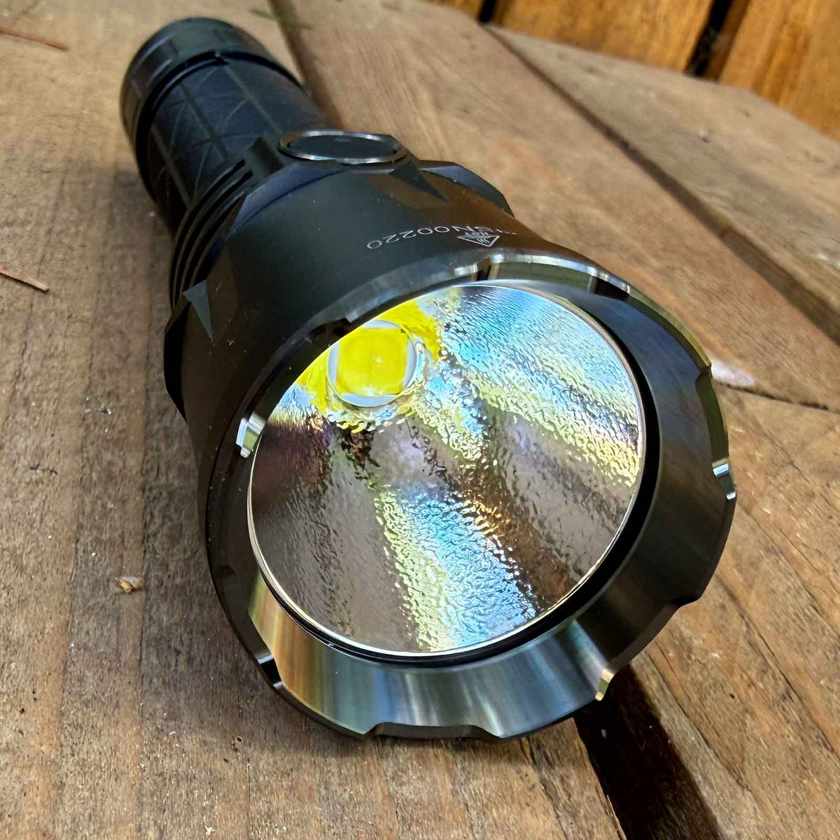 Klarus XT21X Pro – Polizei Taschenlampe mit 4400 Lumen, 5000 mAh Akku, USB-C. Blick auf LEDs und Linsen im Lampenkopf.