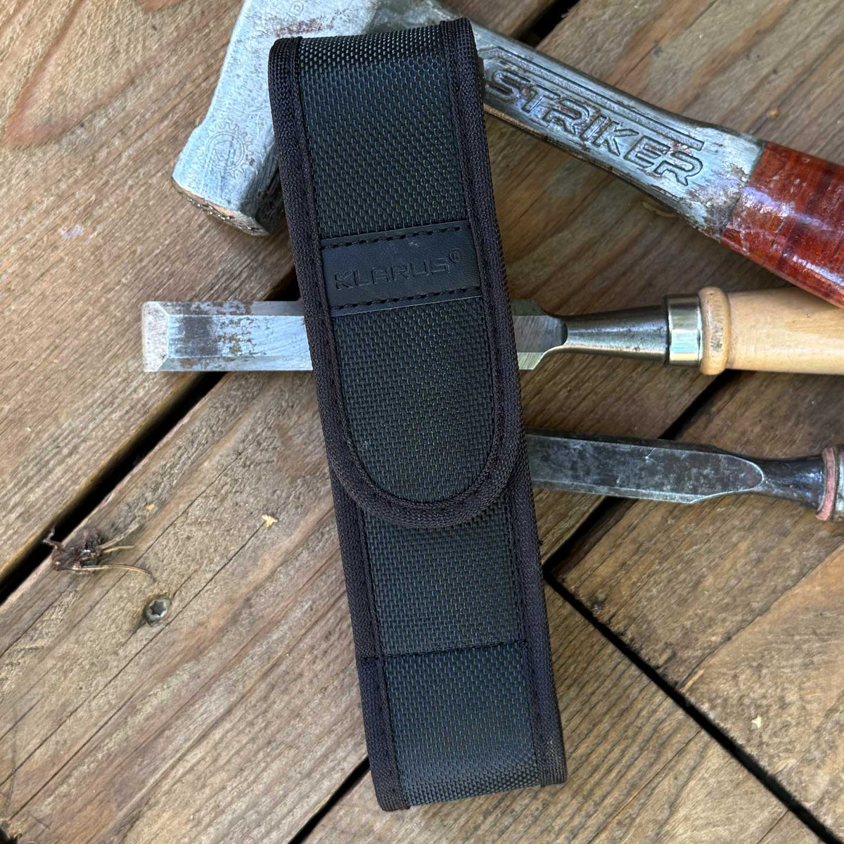 Klarus XT21X Pro – Polizei Taschenlampe mit 4400 Lumen, 5000 mAh Akku, USB-C. Ansicht der Taschenlampe mit Transportholster.