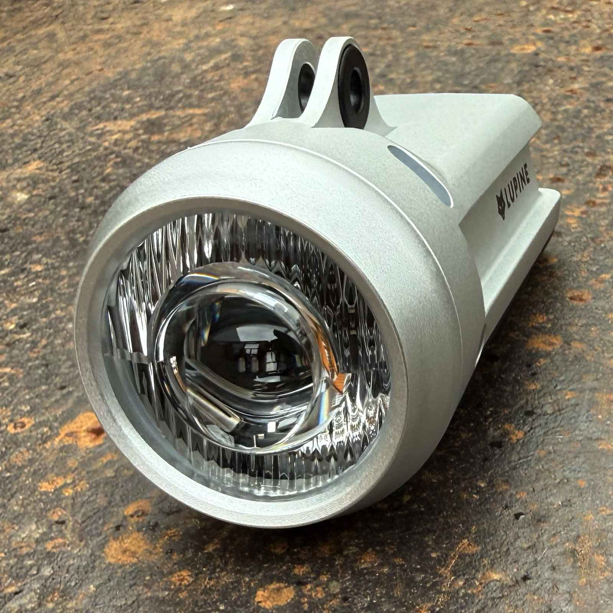Lupine SL Grano F Silver Edition – StVZO-Frontlicht, 1100 Lumen und Fernlicht. Produktansicht des silbernen Fahrrad-Frontlichts.