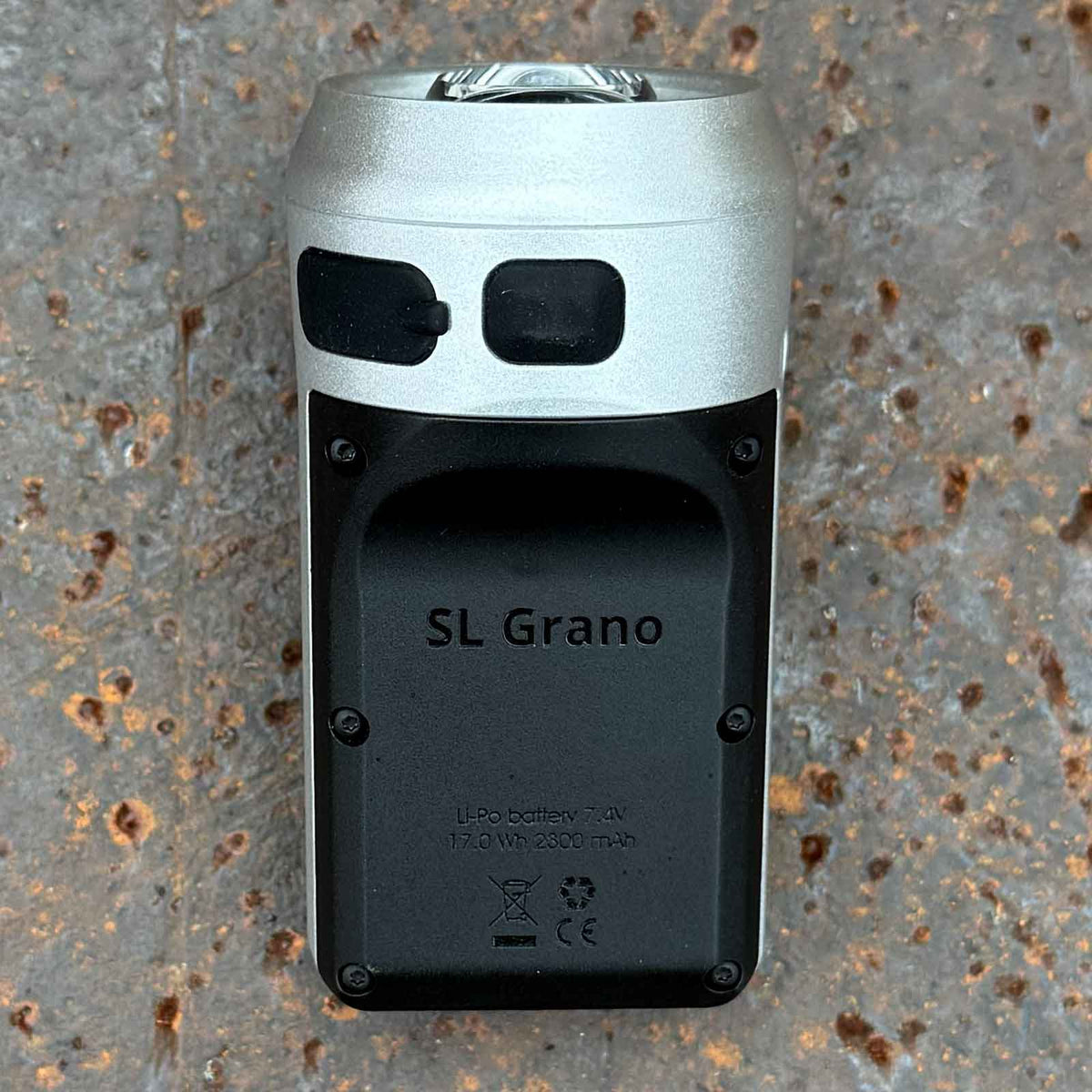Lupine SL Grano F Silver Edition – StVZO-Frontlicht, 1100 Lumen und Fernlicht. Ansicht der Unterseite des silbernen Frontlichts.