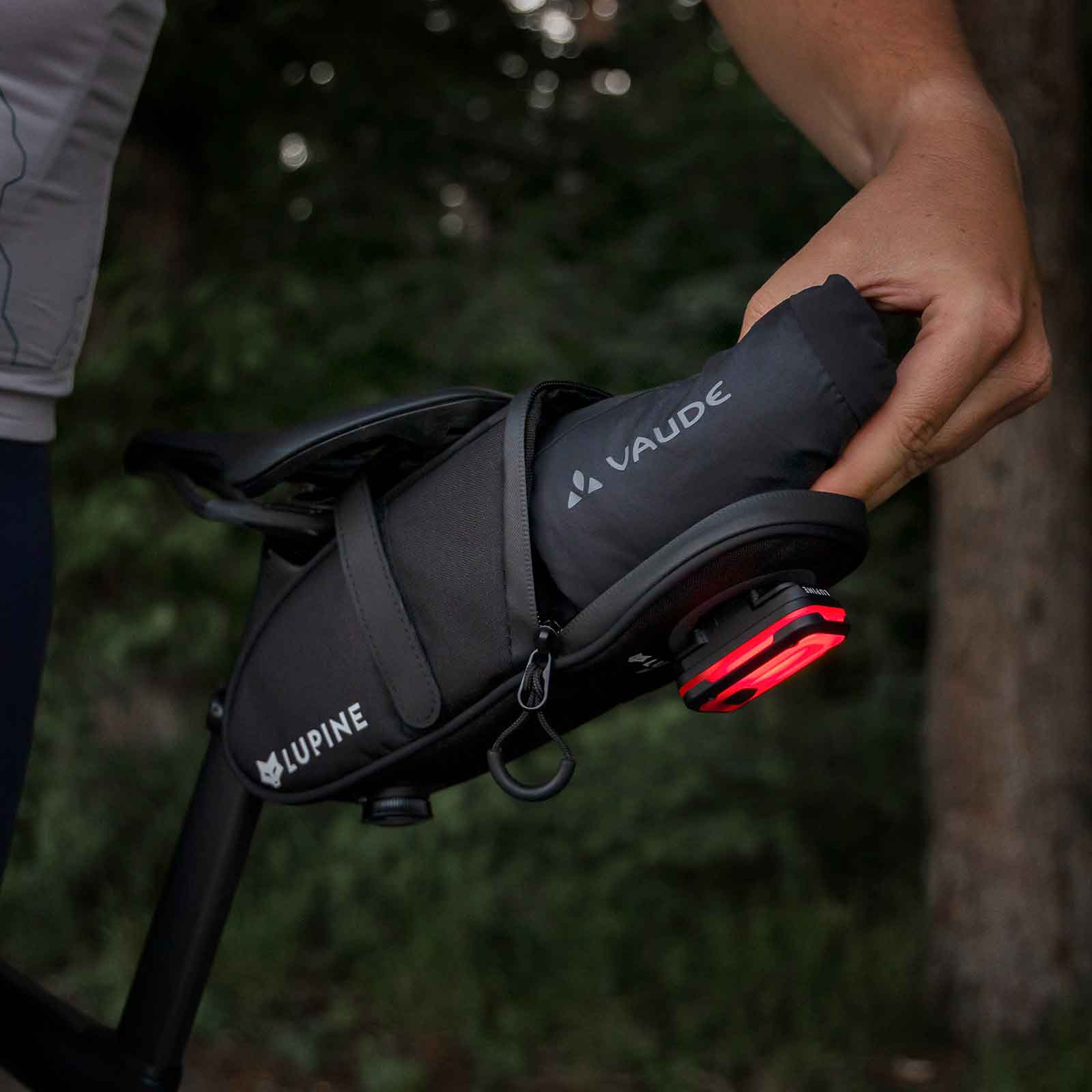 Lupine UFO StVZO – Satteltasche 0,8 l inkl. Rotlicht Pro & Garmin-Aufnahme