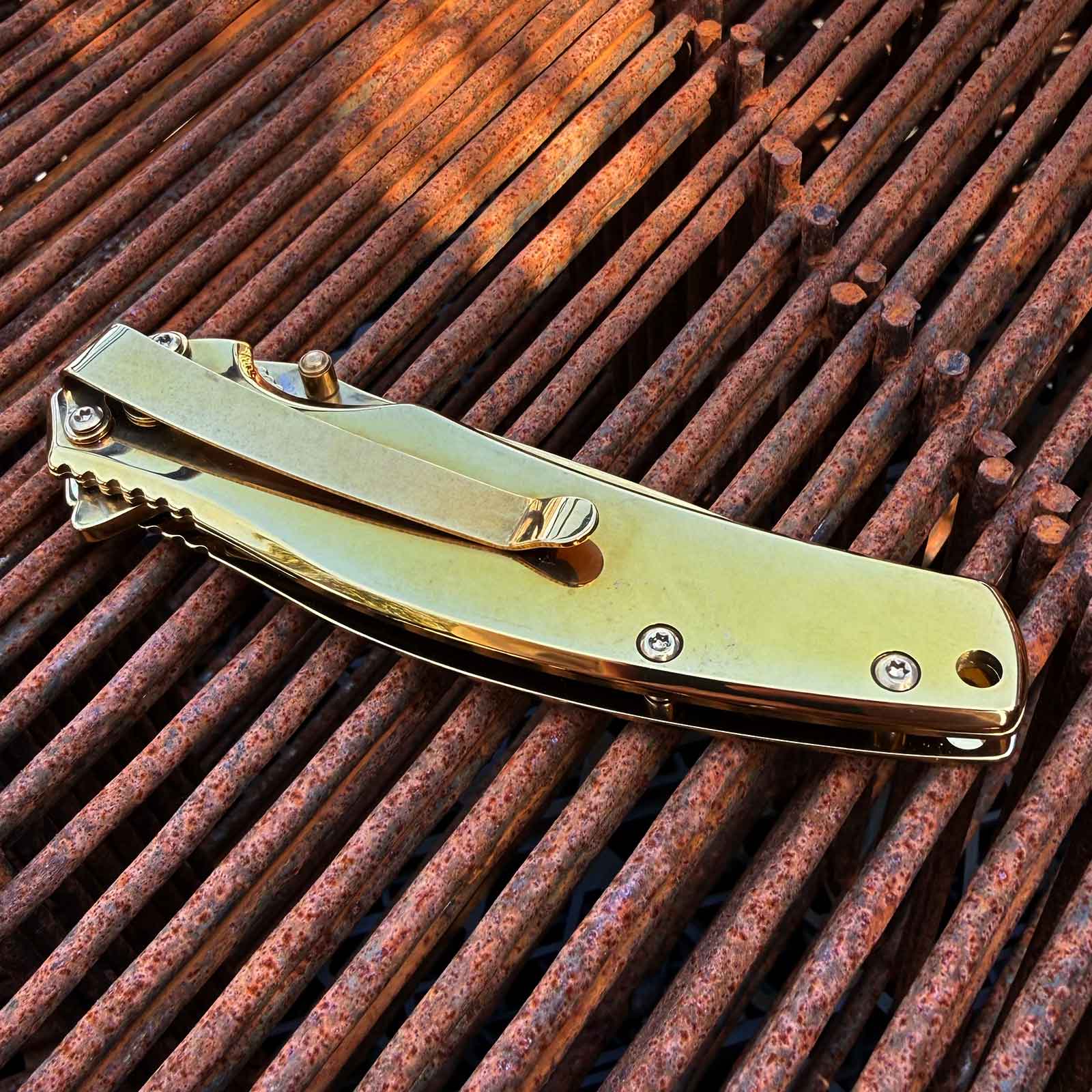 Magnum Gold Finger - goldenes Taschenmesser mit 440A Edelstahlklinge und Clip – Produktansicht des Messers – Detailansicht 2