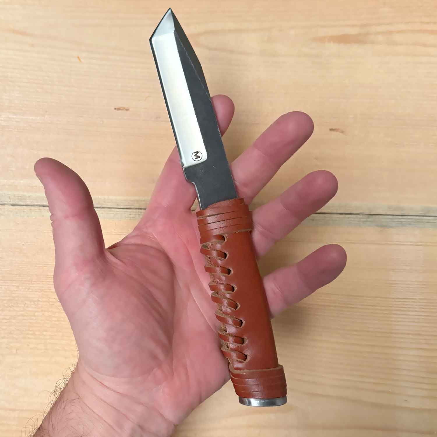 Magnum Survivor – Robustes Outdoormesser mit Ledergriff und Köcherscheide – Detailansicht