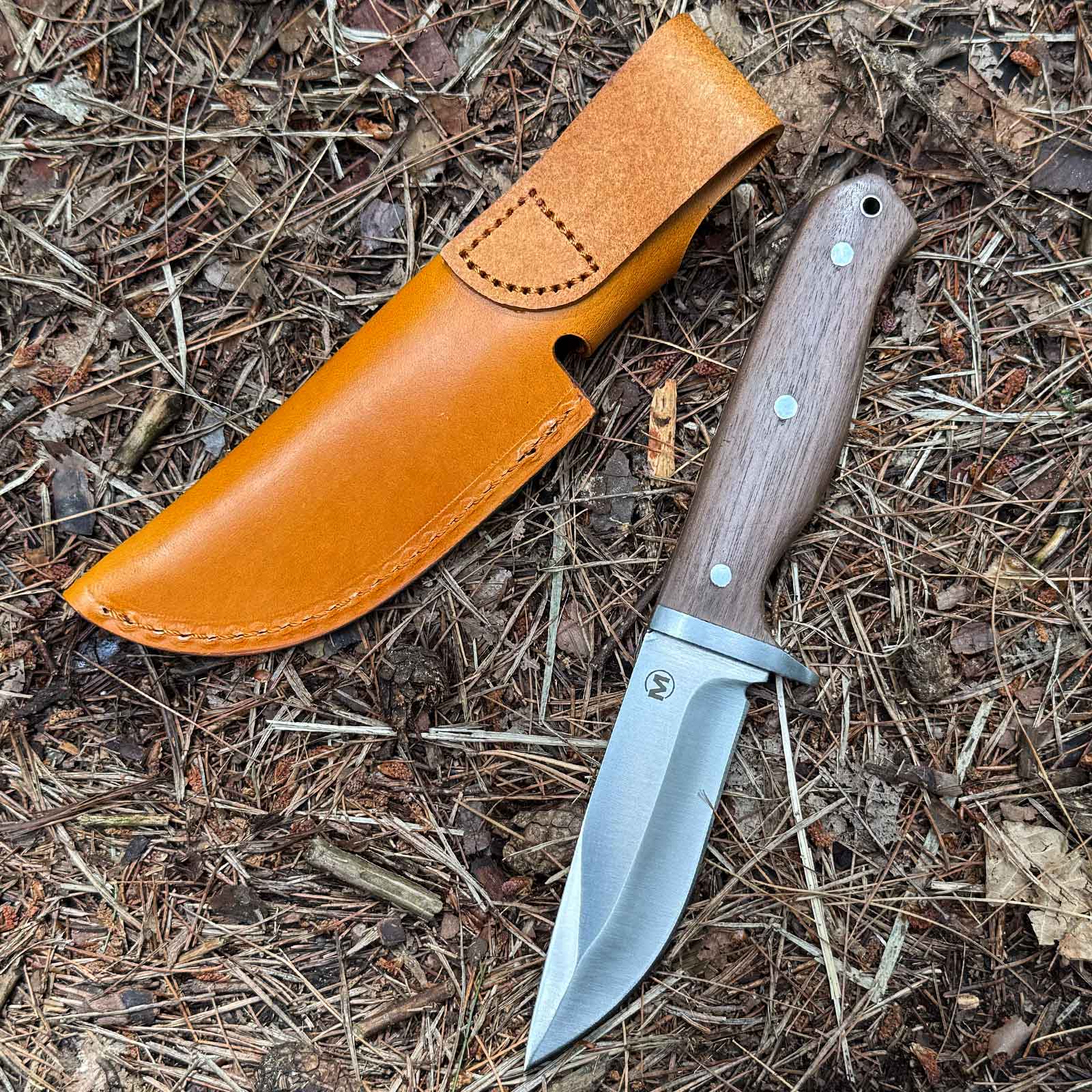 Magnum Walnut Drop – Fahrtenmesser mit 440A-Klinge, Walnussholz & Lederscheide