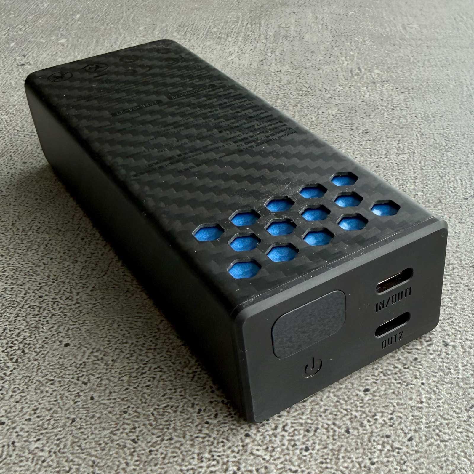 Nitecore CARBO 20 Powerbank 20.000mAh – 65W, Dual USB-C, Display, Carbongehäuse