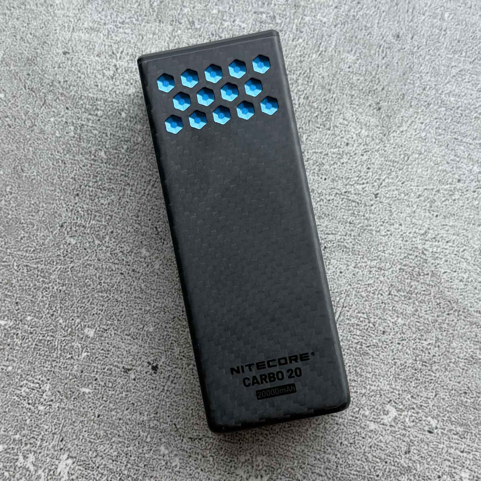 Nitecore CARBO 20 Powerbank 20.000mAh – 65W, Dual USB-C, Display, Carbongehäuse