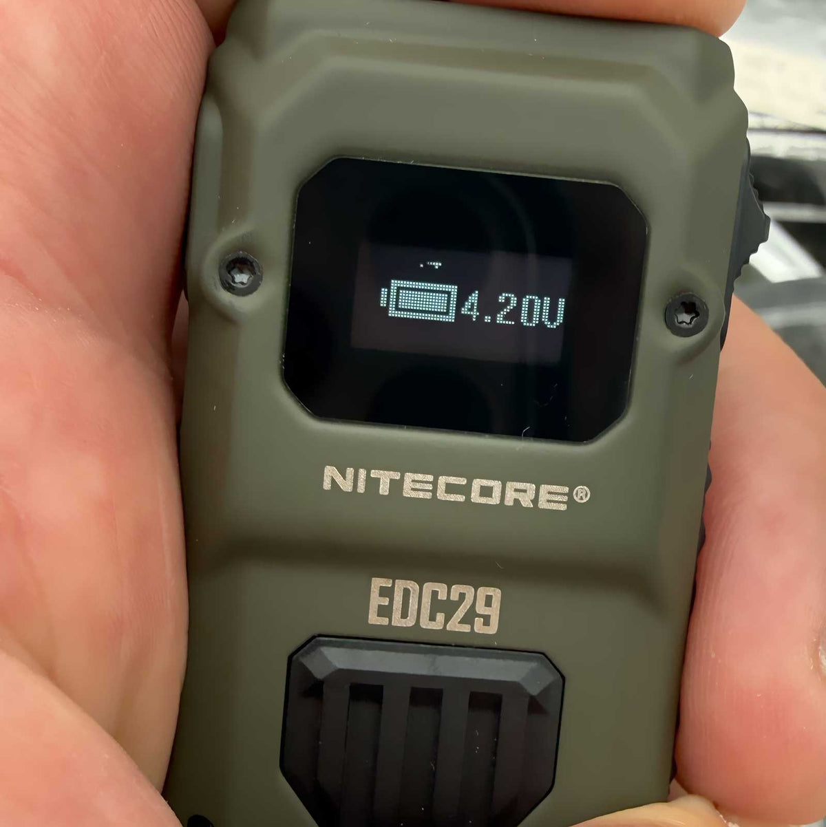 Nitecore EDC29 Olivgrün – EDC-Taschenlampe mit 6500 Lumen und USB-C (Sonderedition). Ansicht des OLED-Displays der olivgrünen Ausführung.