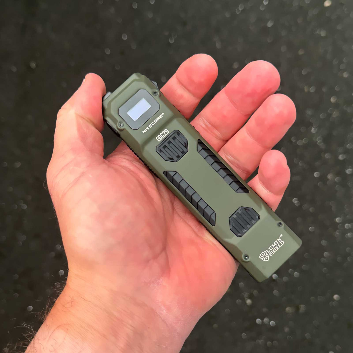Nitecore EDC29 Olivgrün – EDC-Taschenlampe mit 6500 Lumen und USB-C (Sonderedition). Größenvergleich der olivgrünen Taschenlampe in der Hand.