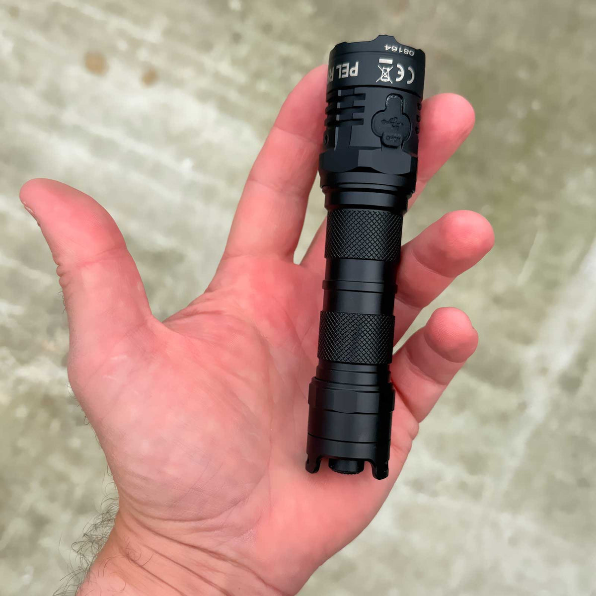 Nitecore P20iX PEL 2.0 – Polizei-Taschenlampe mit 4000 Lumen, Akku und USB-C. Größenvergleich der Taschenlampe in der Hand.