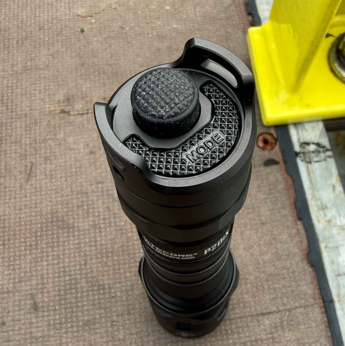 Nitecore P20iX PEL 2.0 – Polizei-Taschenlampe mit 4000 Lumen, Akku und USB-C. Detailansicht des taktischen Schalters.