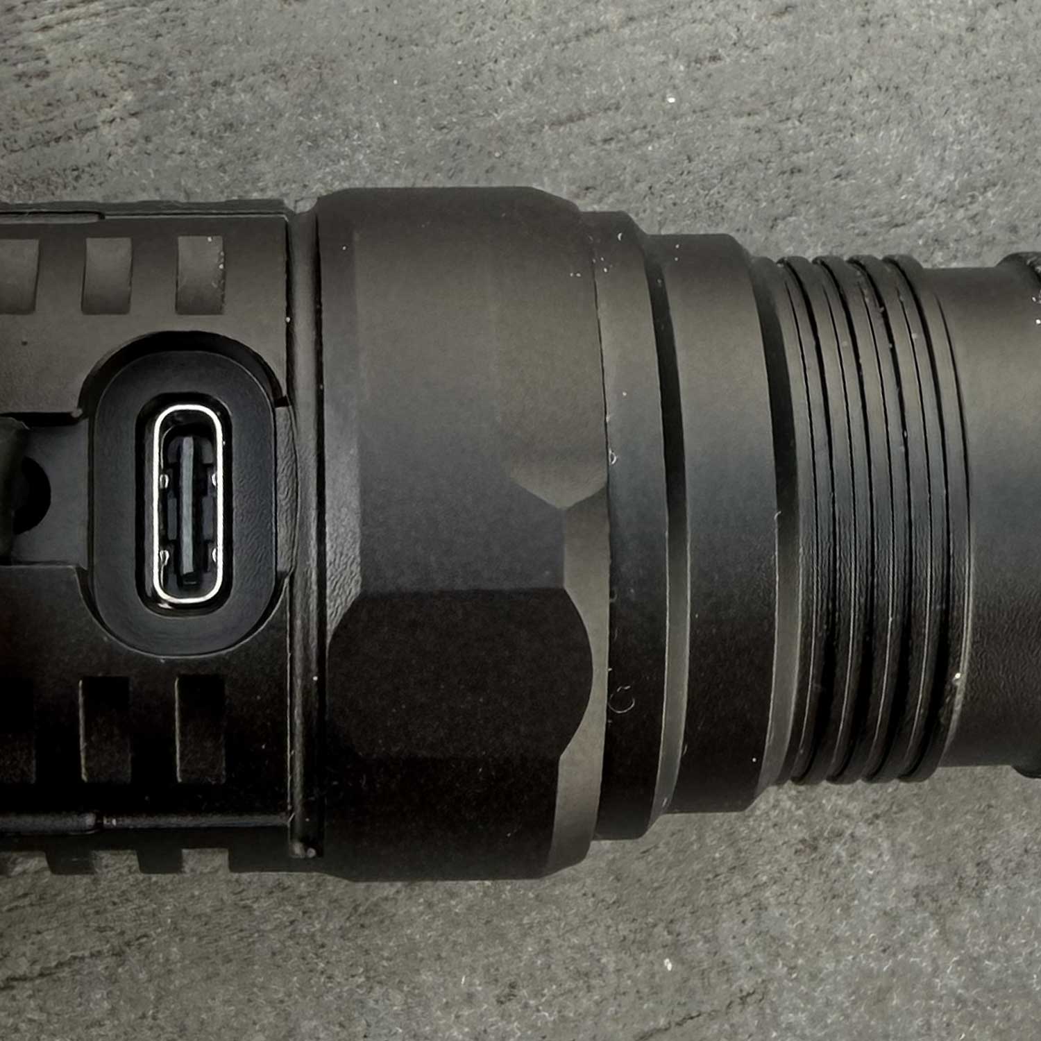 Nitecore P23i – taktische Taschenlampe mit 3000 lm, 21700 Akku, USB-C, Holster – USB-C Ladefunktion