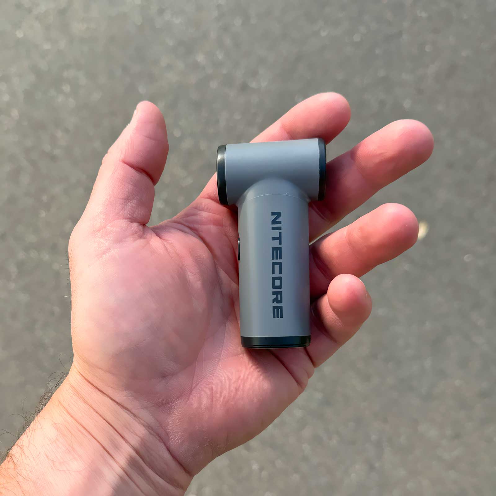 Nitecore NEF NANO – Mini Handventilator in der Hand