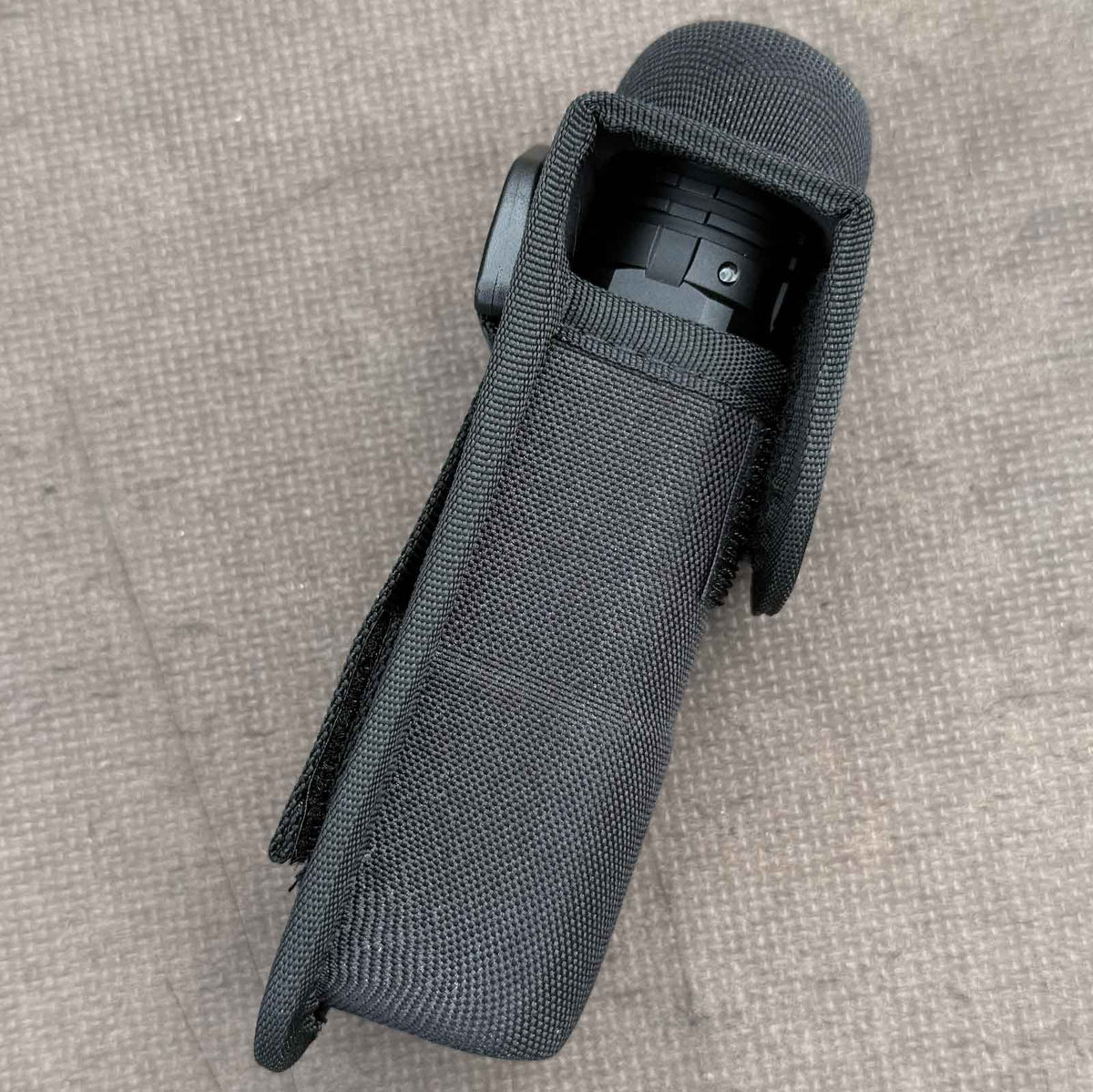 Nitecore P20iX PEL 2.0 – Polizei-Taschenlampe mit 4000 Lumen, Akku und USB-C. Seitliche Ansicht des NTH32-Taktikholsters für die P20iX.