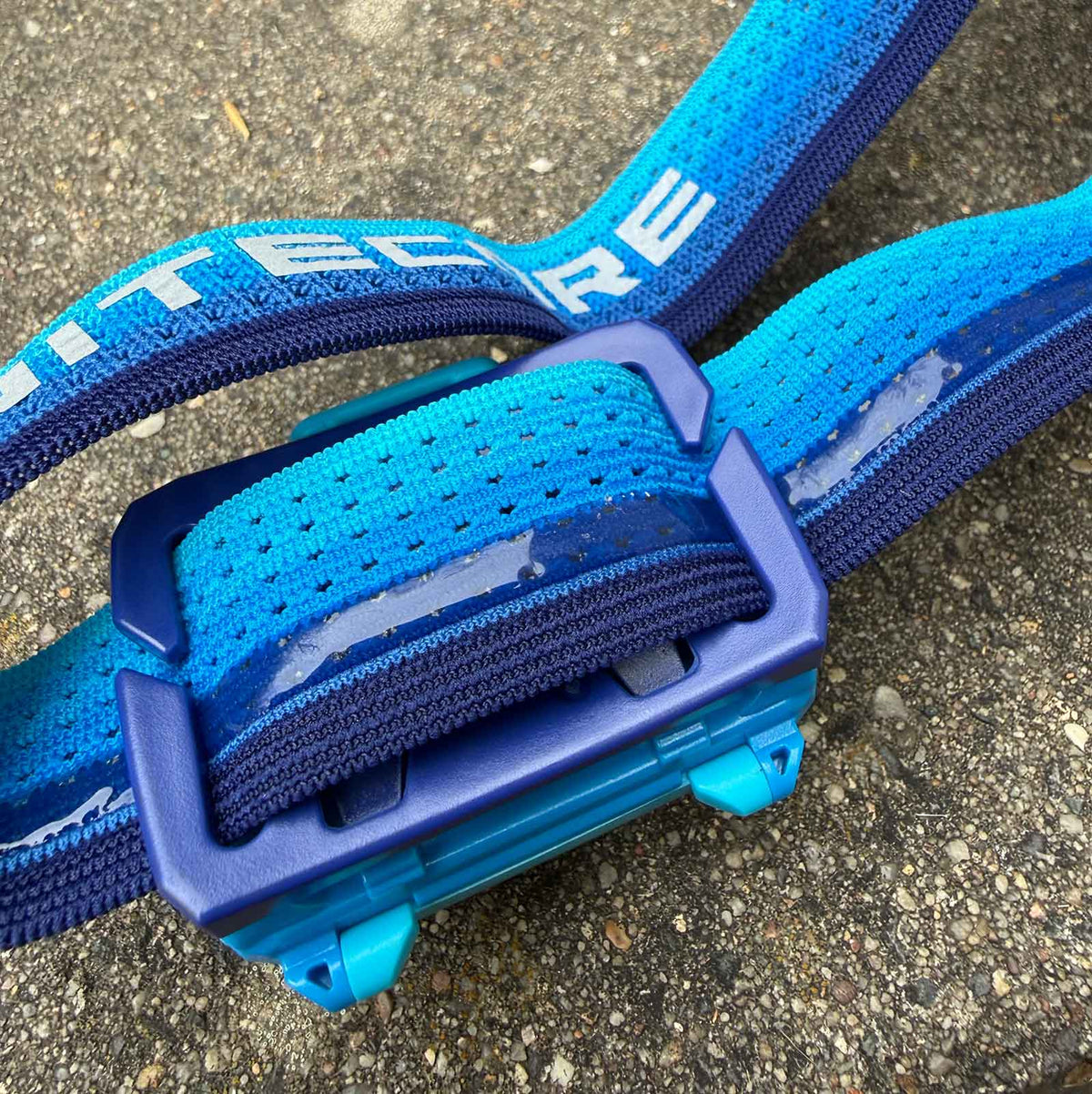 Nitecore UT27 MB – Trailrunning Stirnlampe mit 800 Lumen, 150 Lumen Rotlicht, USB-C-Akku. Detaildarstellung des rutschfesten Kopfbands.