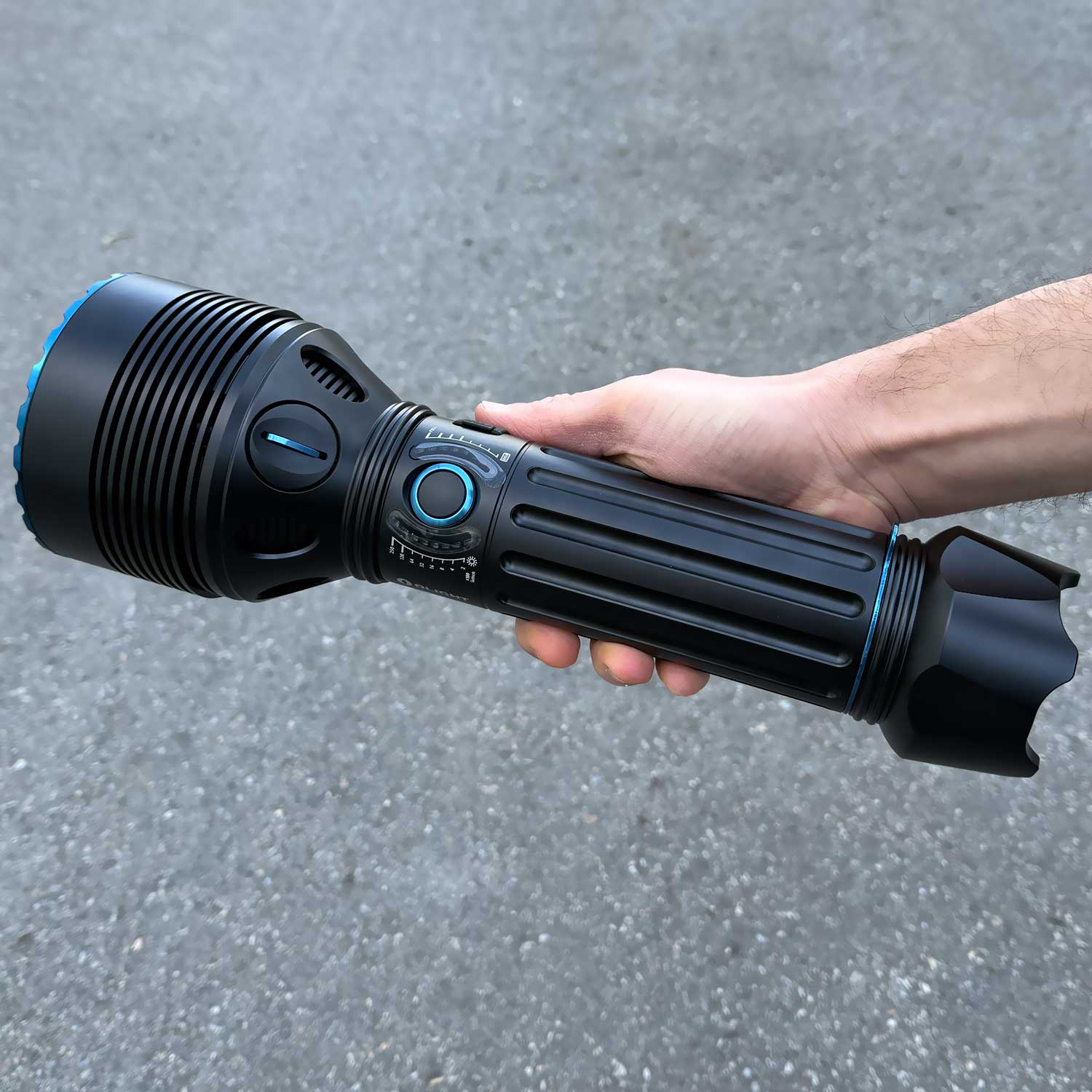 Olight X9R Marauder – LED-Suchscheinwerfer mit 25000 Lumen (Komplettset) – Detailansicht