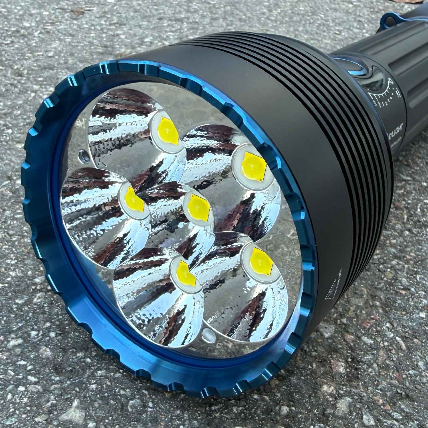 Olight X9R Marauder – LED-Suchscheinwerfer mit 25000 Lumen (Komplettset) – Detailansicht