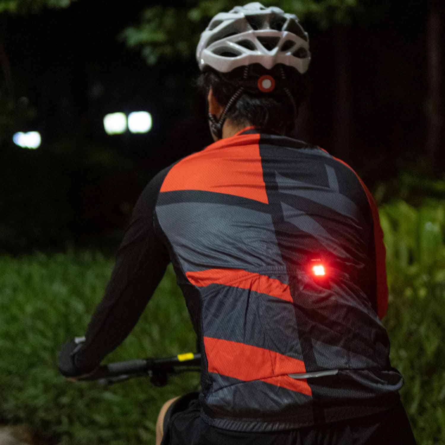 Olight Oclip – Multifunktionslampe mit Clip, Magnet, Rotlicht, USB-C (schwarz) – Detailansicht