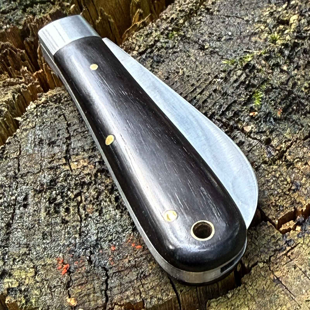 Otter Ankermesser Grenadill klein – mit Griffstruktur im Detail