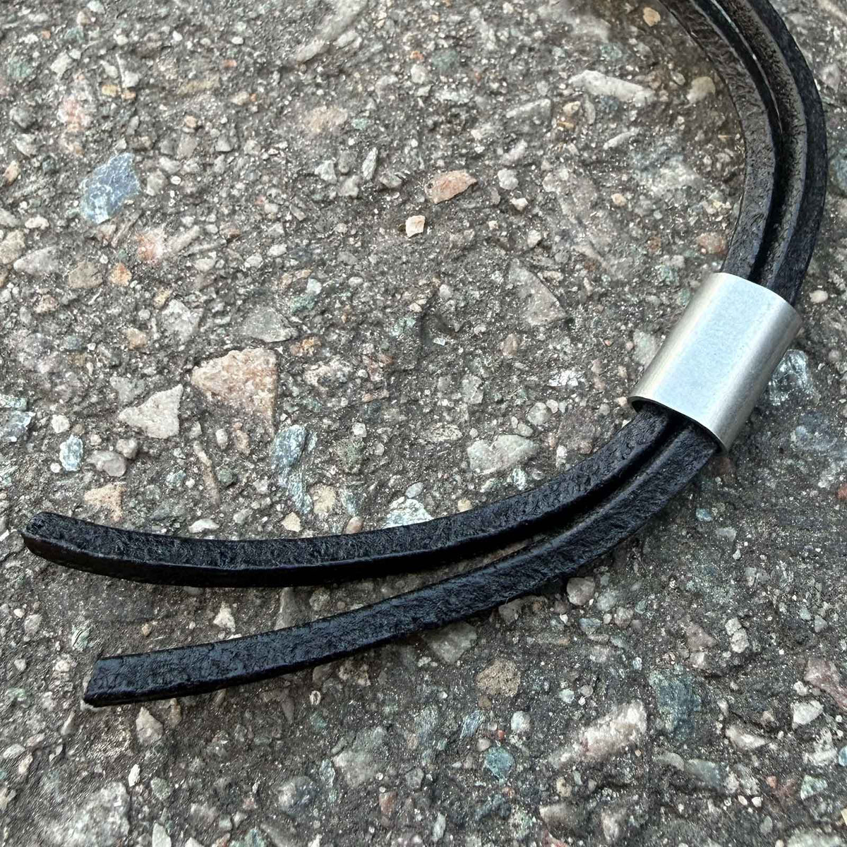 Otter Lederband mit Hülse