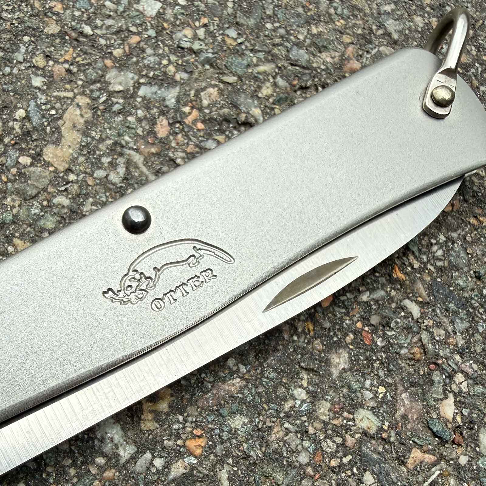 Otter Mercator klein - Edelstahl Taschenmesser, rostfreie Klinge (10-801 – Detail der Griffschale mit Logo