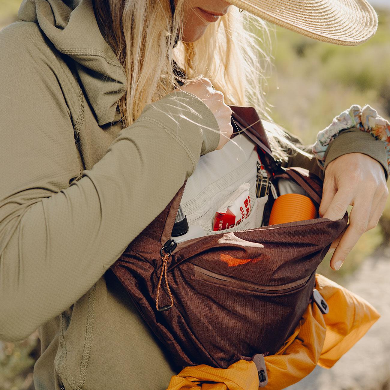 Peak Design Outdoor Sling Bag 7L in 4 Farben – Farbvariante violett, Gürteltasche