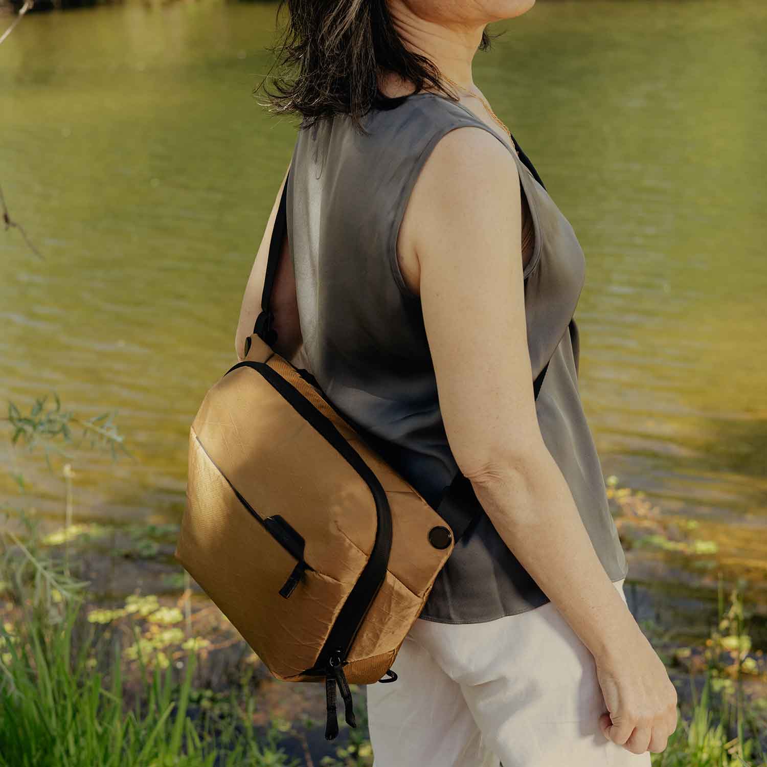 Peak Design Everyday Sling Bag 6L – Im urbanen Einsatz in coyote-braun