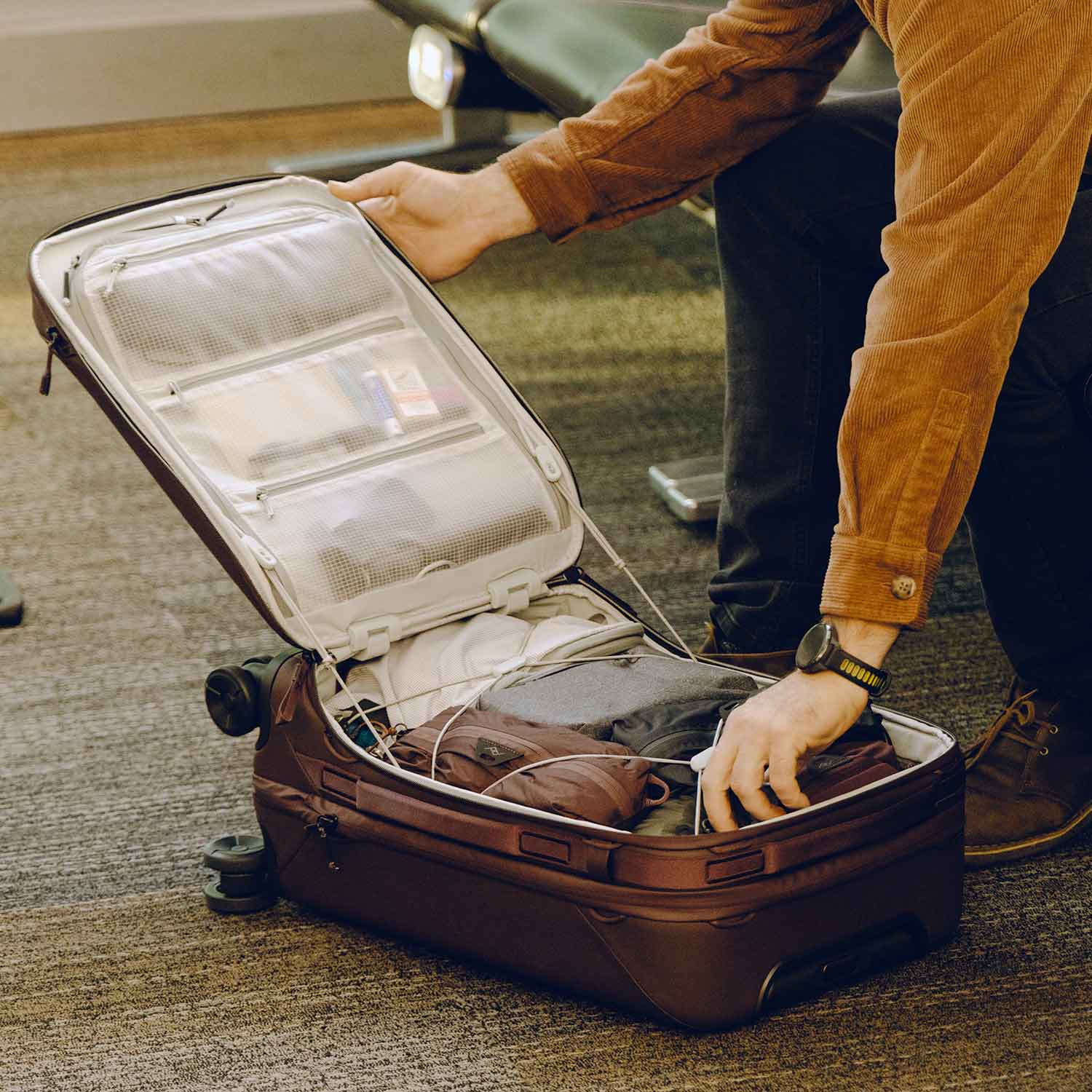 Peak Design Roller Pro – Handgepäck Rollkoffer 39L – Innenfach für Zubehör und Stauraum in violett (Eclipse)