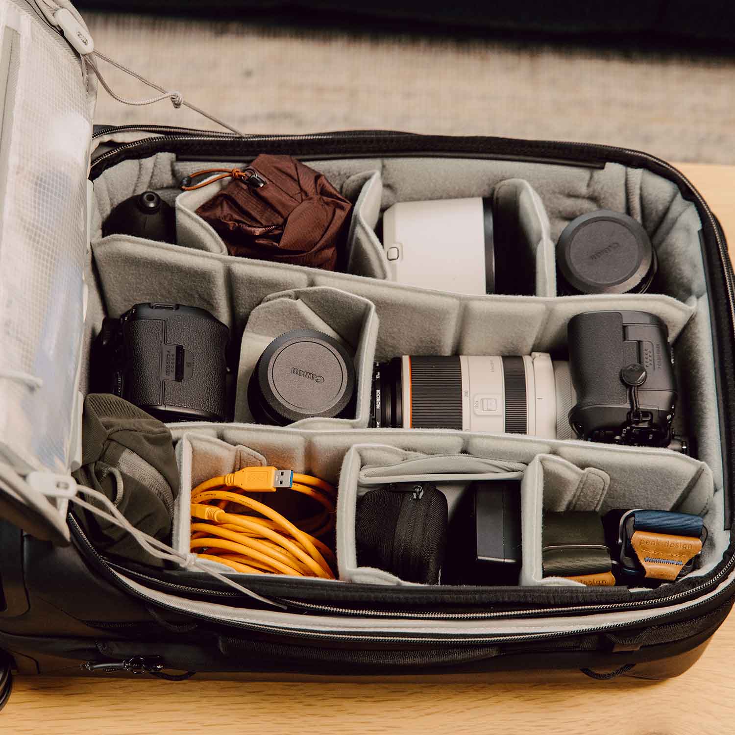 Peak Design Roller Pro Creator Bundle Black - Rollkoffer mit Camera Cube V2 X-Large – Detailansicht